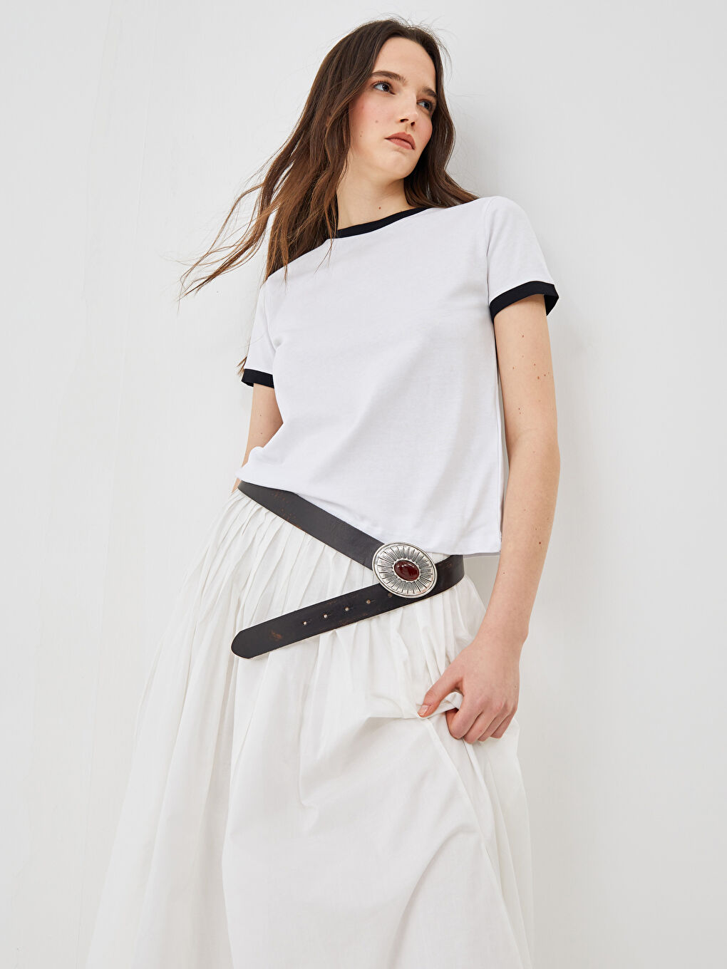 Beyaz Bisiklet Yaka Düz Kısa Kollu Kadın Tişört