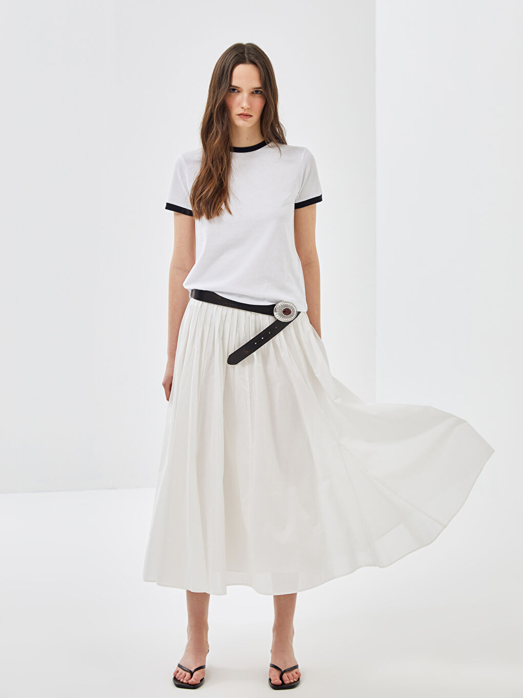 Beyaz Bisiklet Yaka Düz Kısa Kollu Kadın Tişört-2