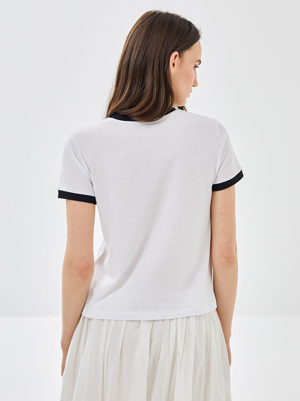 Beyaz Bisiklet Yaka Düz Kısa Kollu Kadın Tişört-4