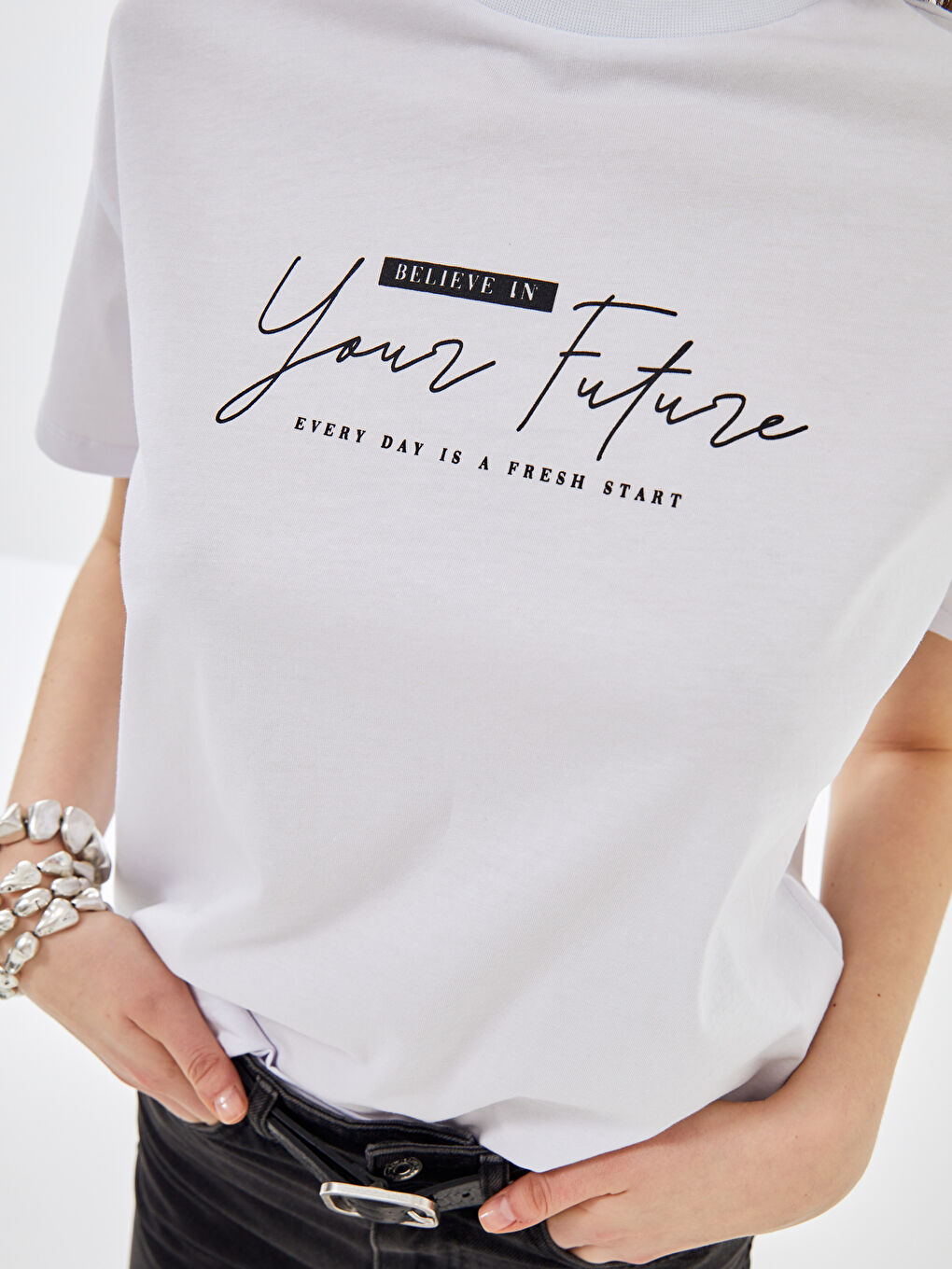 Beyaz Bisiklet Yaka Baskılı Kısa Kollu Oversize Kadın Tişört-3