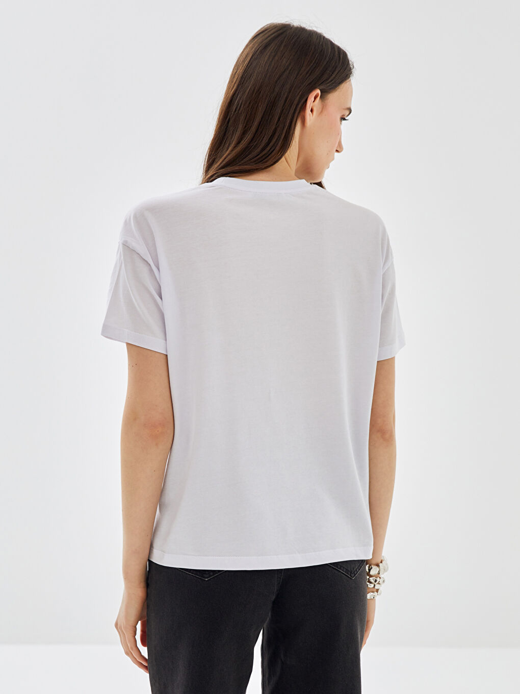 Beyaz Bisiklet Yaka Baskılı Kısa Kollu Oversize Kadın Tişört-4