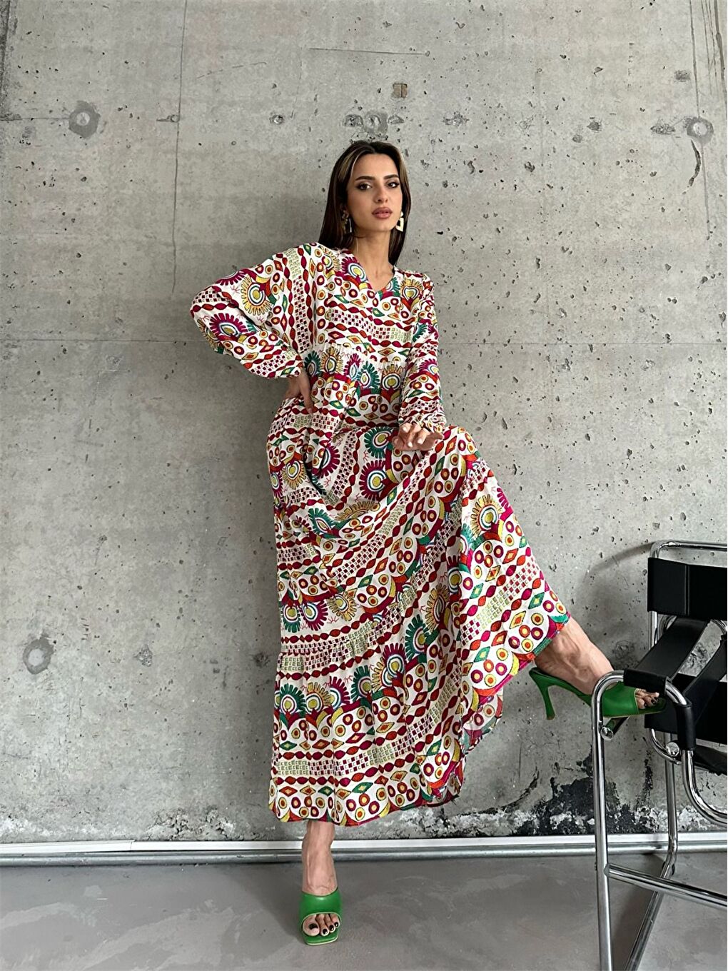 Beyaz V Yaka Baskılı Uzun Kollu Kadın Elbise