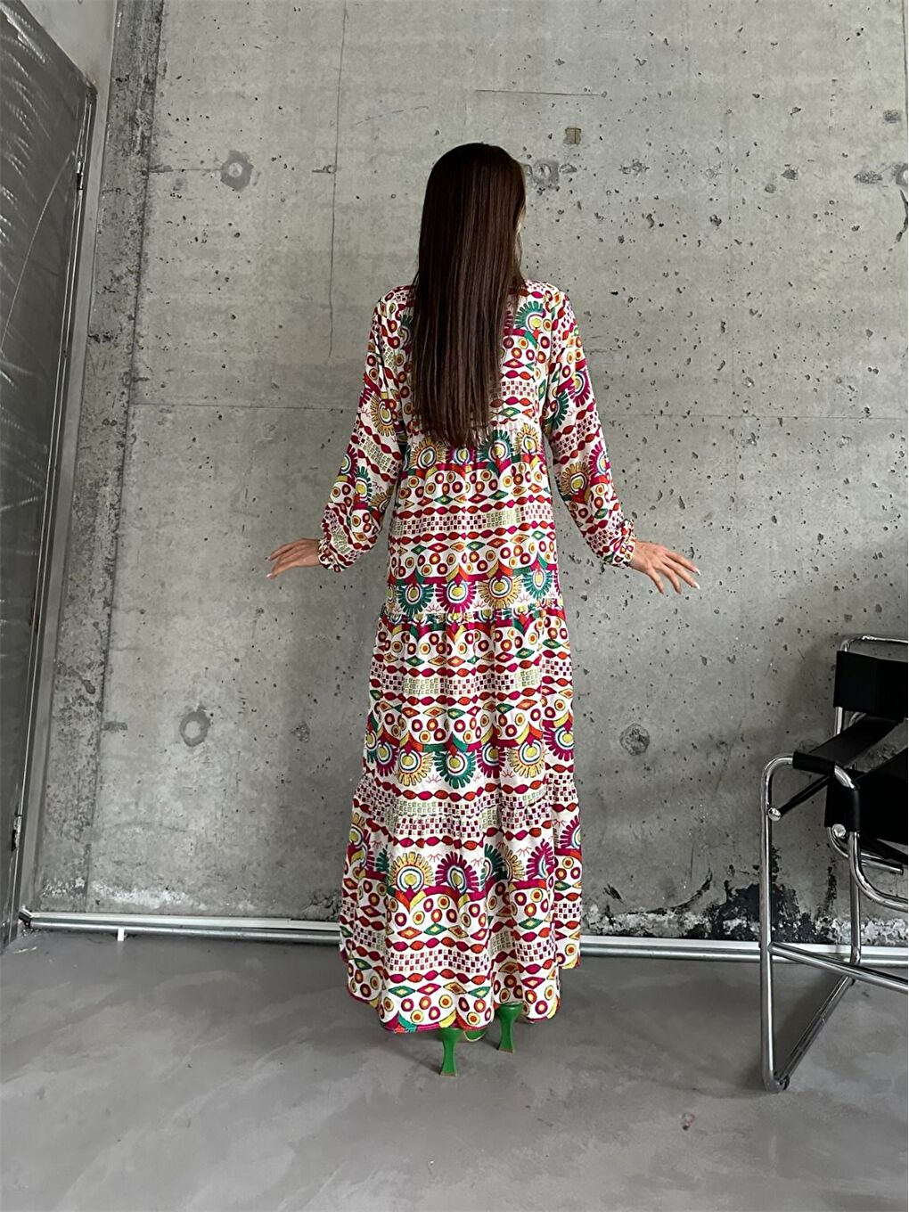 Beyaz V Yaka Baskılı Uzun Kollu Kadın Elbise-1