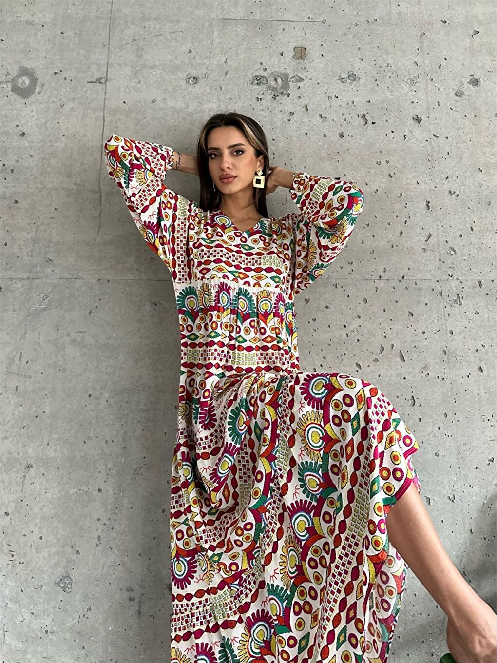 Beyaz V Yaka Baskılı Uzun Kollu Kadın Elbise-2