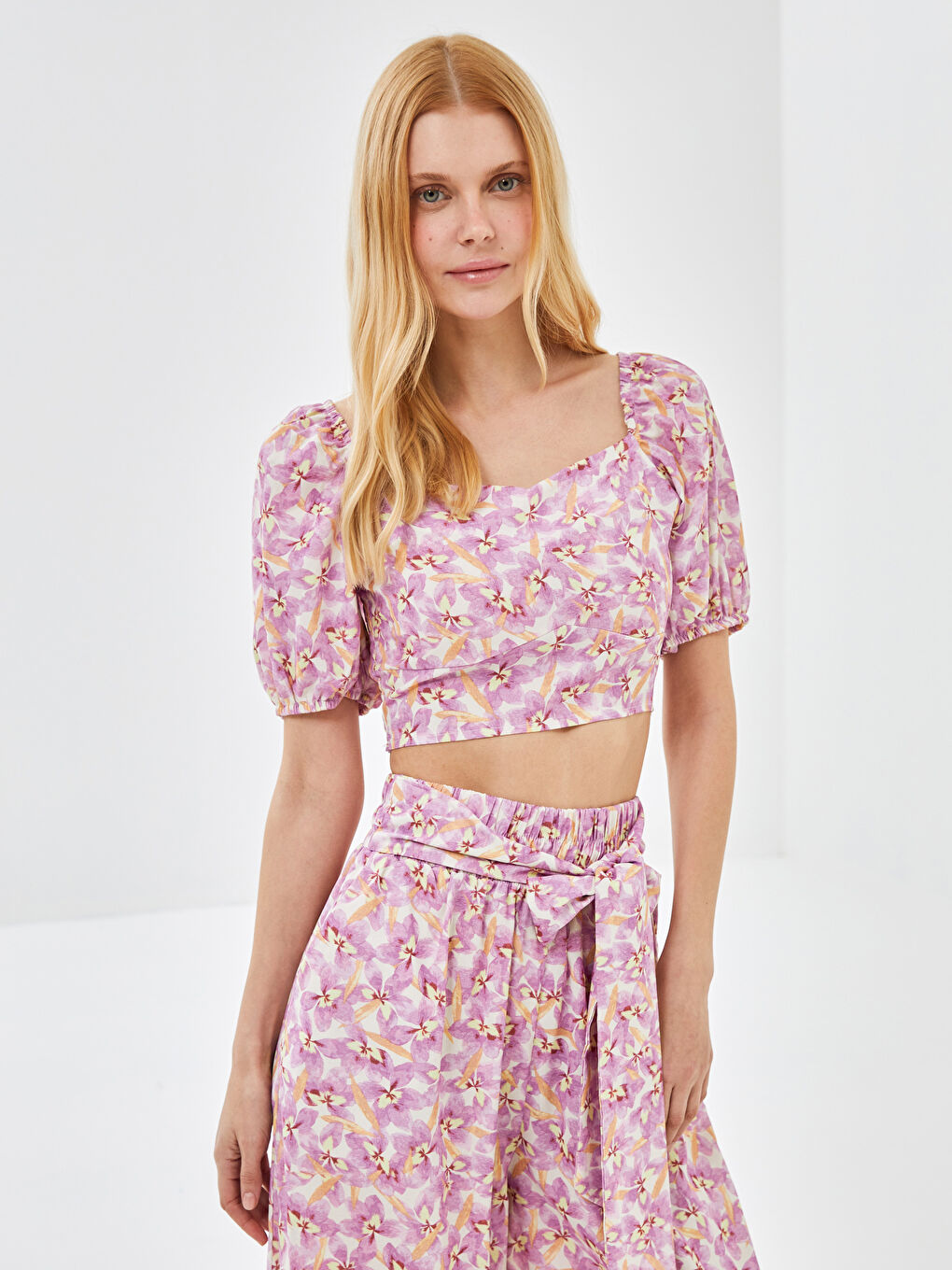Lila Kalp Yaka Çiçekli Kısa Kollu Kadın Crop-1