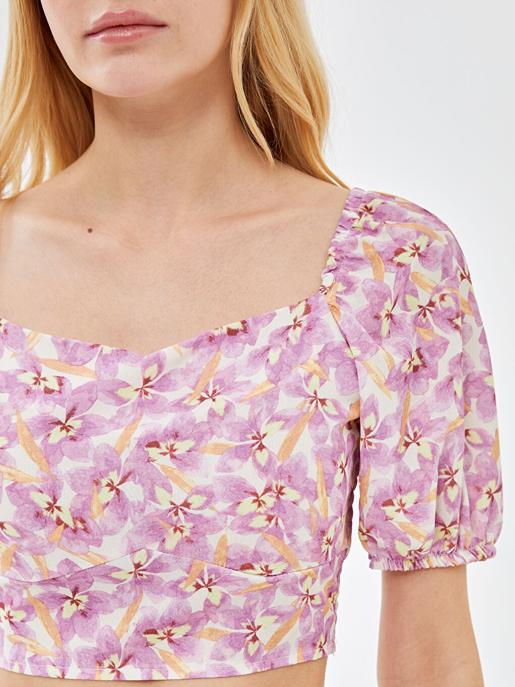 Lila Kalp Yaka Çiçekli Kısa Kollu Kadın Crop-3