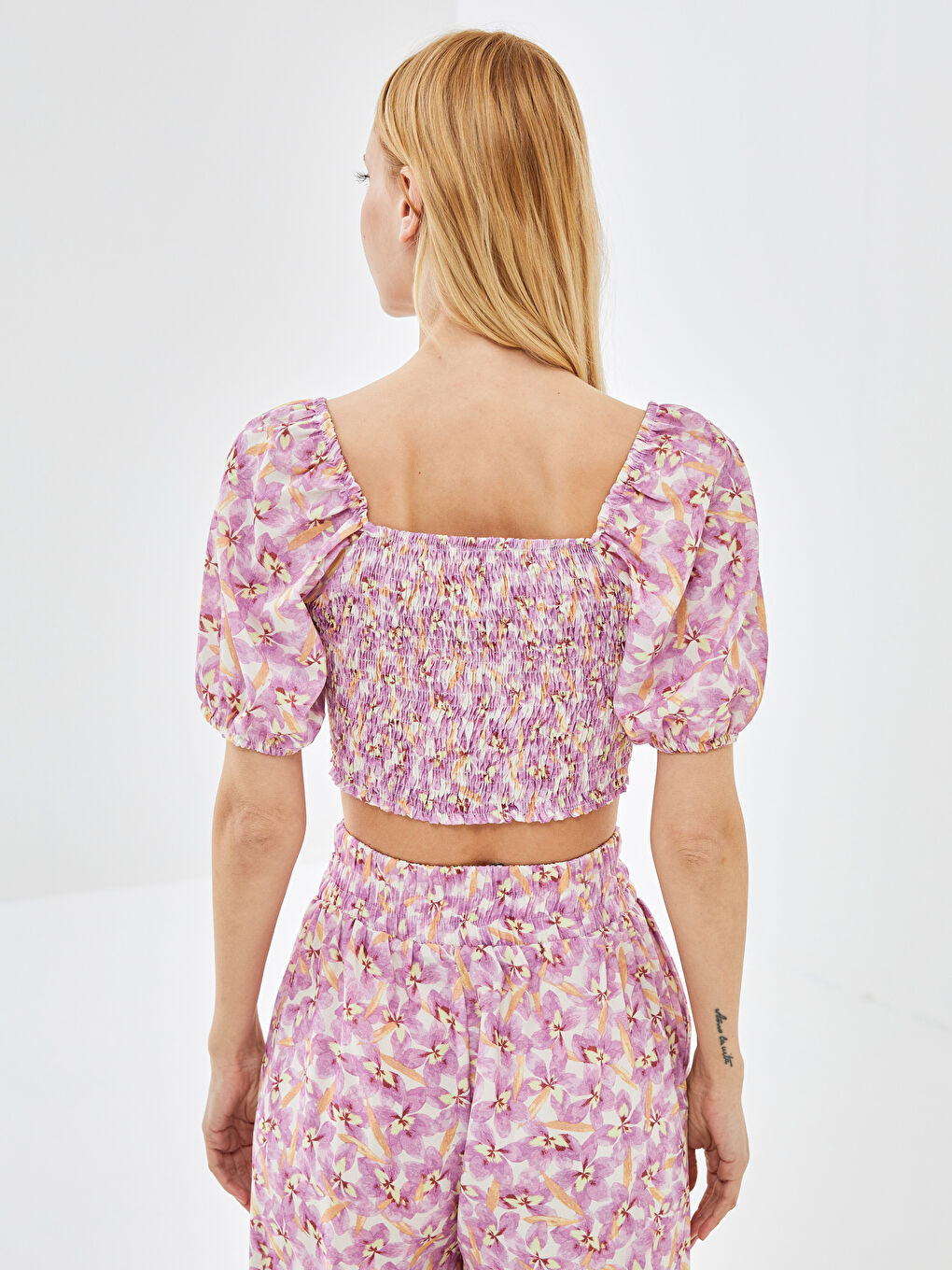 Lila Kalp Yaka Çiçekli Kısa Kollu Kadın Crop-4
