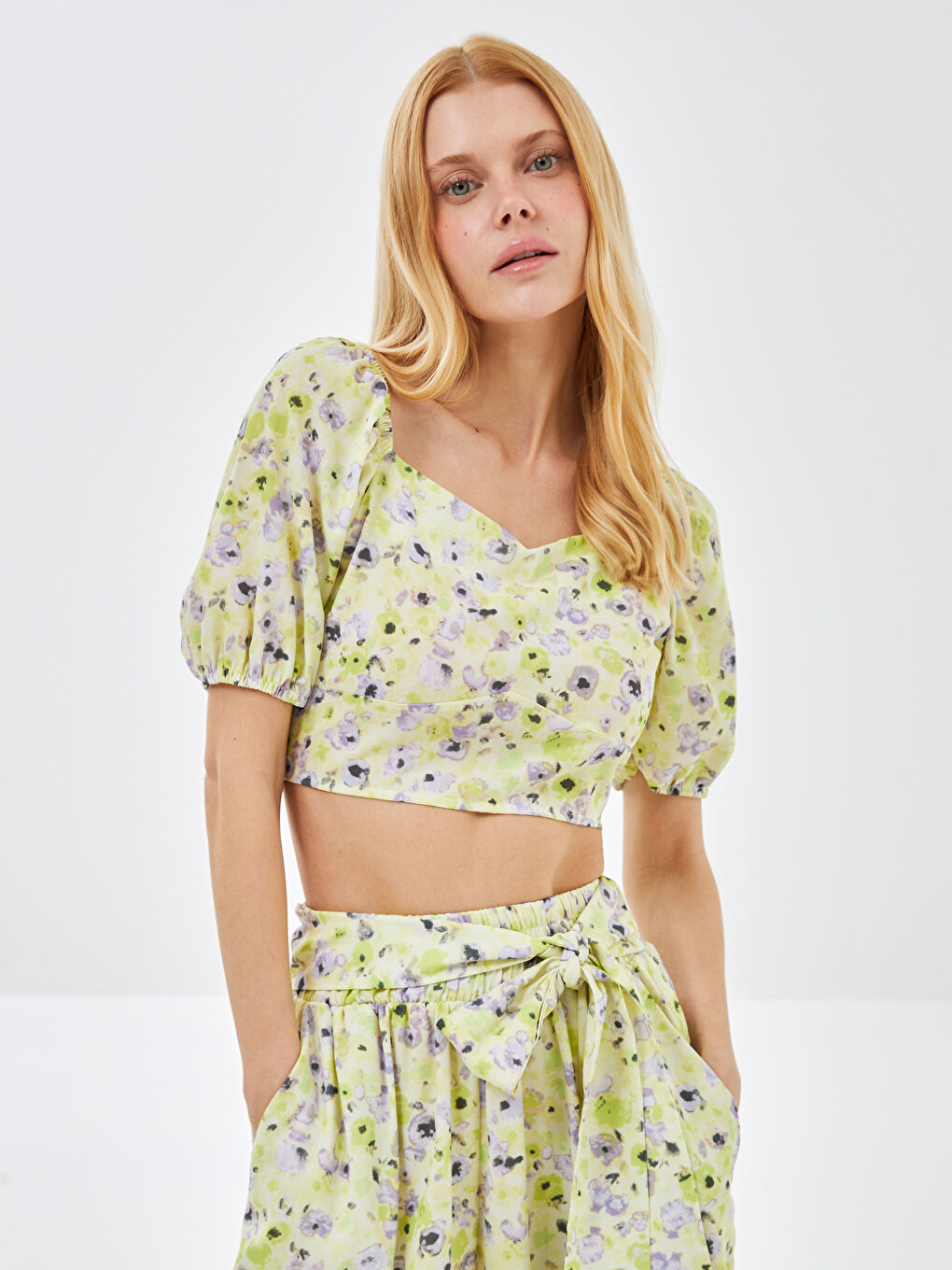 Sarı Kalp Yaka Çiçekli Kısa Kollu Kadın Crop-1