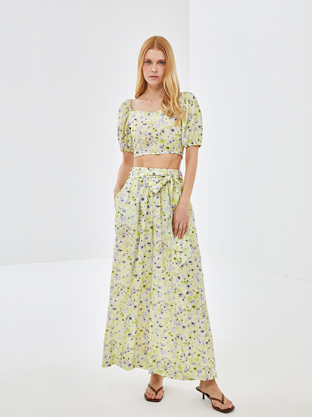 Sarı Kalp Yaka Çiçekli Kısa Kollu Kadın Crop-2