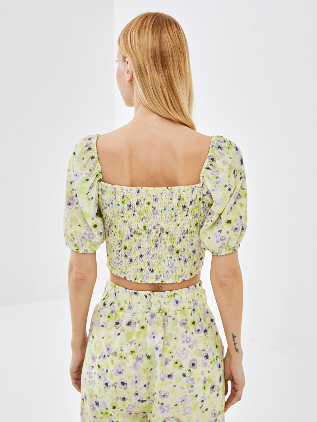 Sarı Kalp Yaka Çiçekli Kısa Kollu Kadın Crop-4