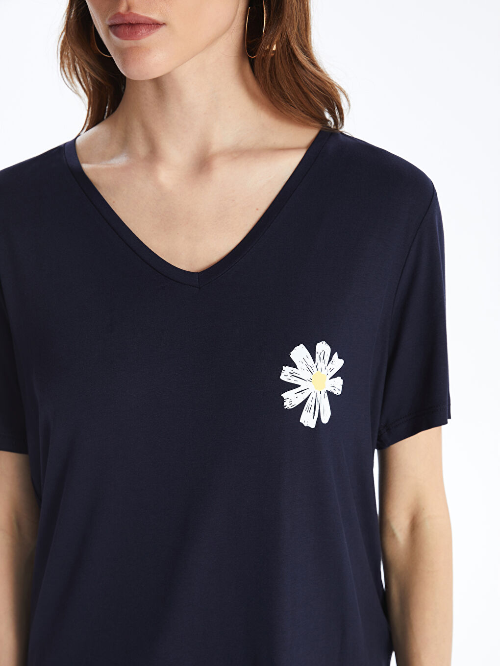 Lacivert V Yaka Baskılı Kısa Kollu Kadın Tişört-3