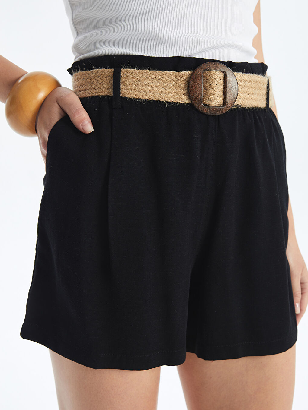 Siyah Beli Kemerli Keten Karışımlı Kadın Şort-2