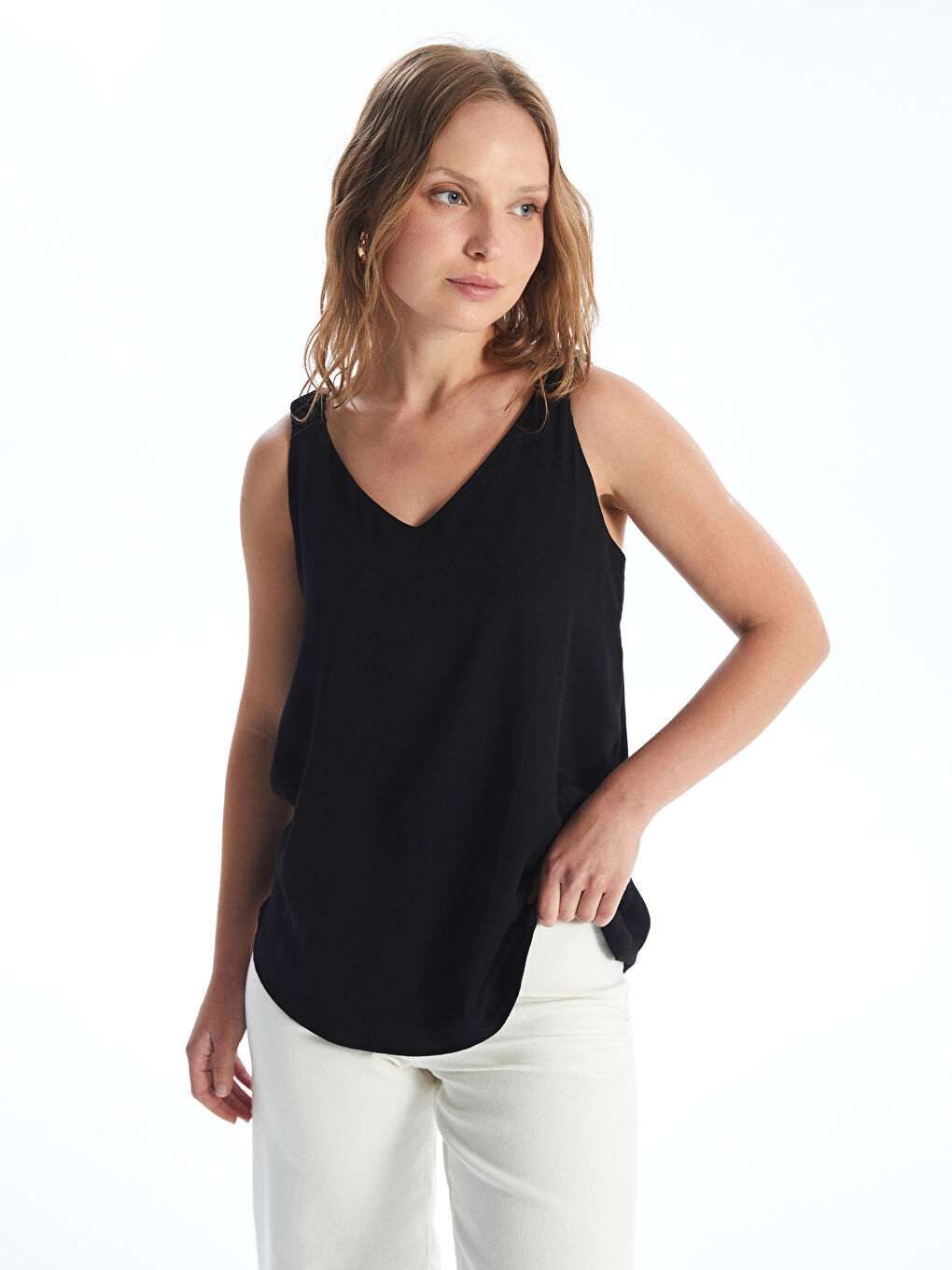 بلوزة سادة بفتحة رقبة على شكل حرف V للسيدات