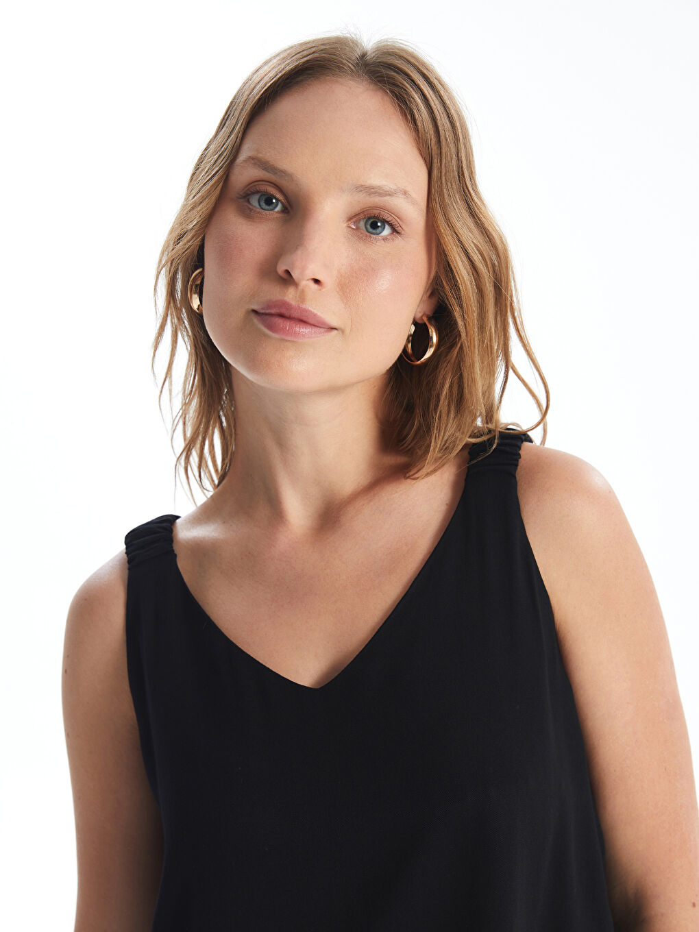 بلوزة سادة بفتحة رقبة على شكل حرف V للسيدات-1