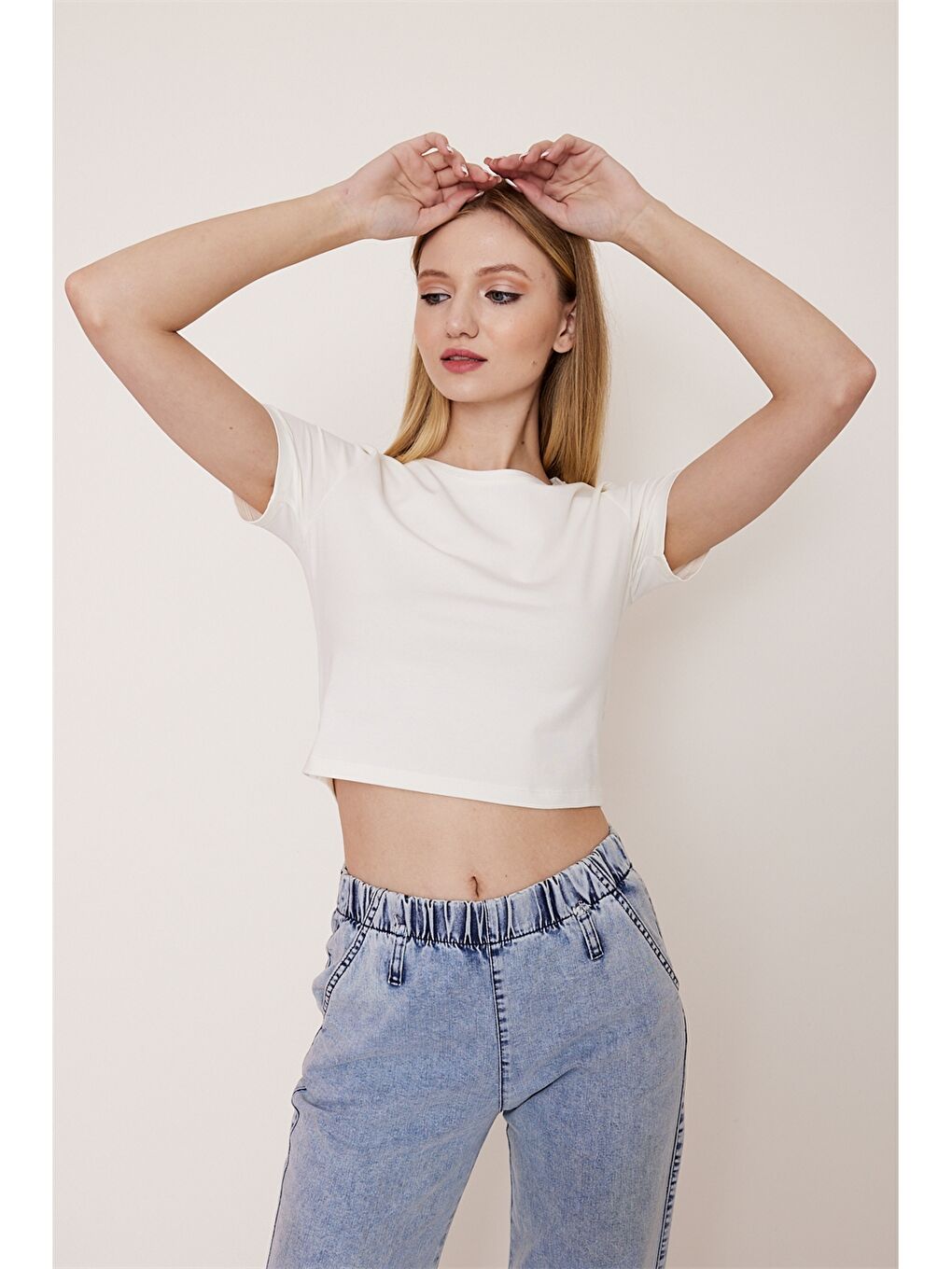 Beyaz Bisiklet Yaka Kadın Tişört-1