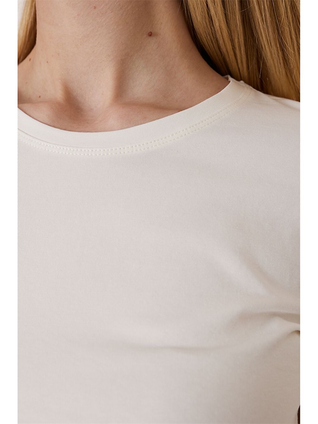 Beyaz Bisiklet Yaka Kadın Tişört-2