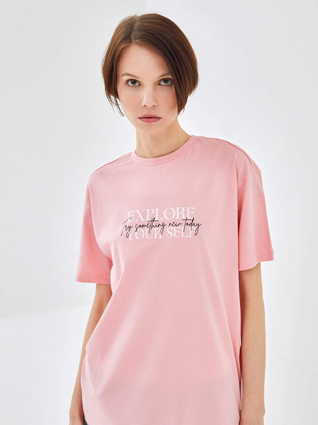 Pembe Bisiklet Yaka Baskılı Kısa Kollu Kadın Tişört-1
