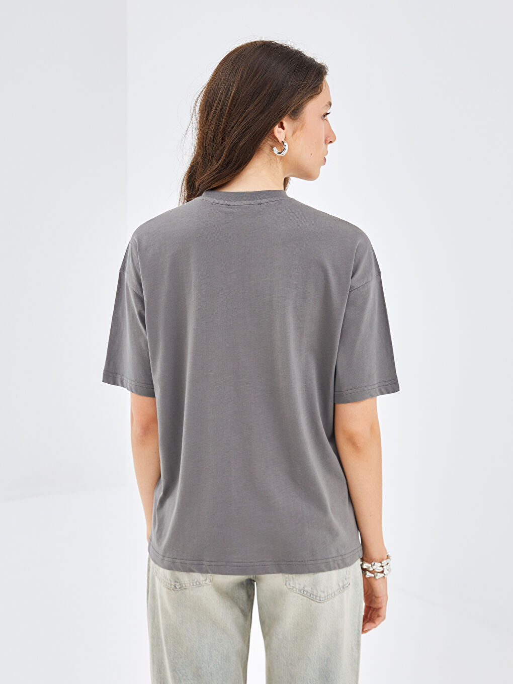 Antrasit Bisiklet Yaka Baskılı Kısa Kollu Kadın Tişört-3