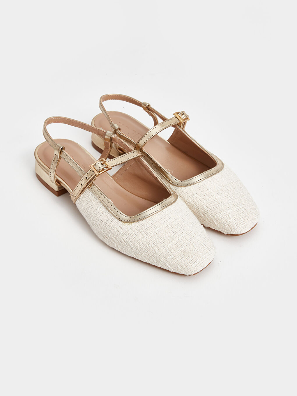 Bej Tek Bantlı Toka Detaylı Kadın Sandalet