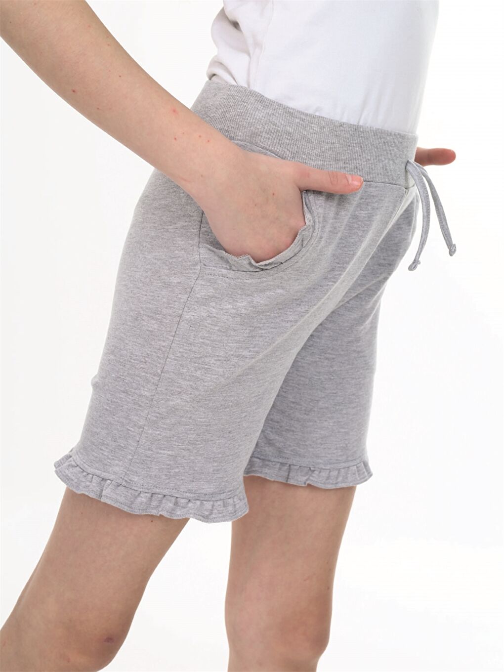 Gri Beli Lastikli Fırfır Detaylı Kız Çocuk Şort-3