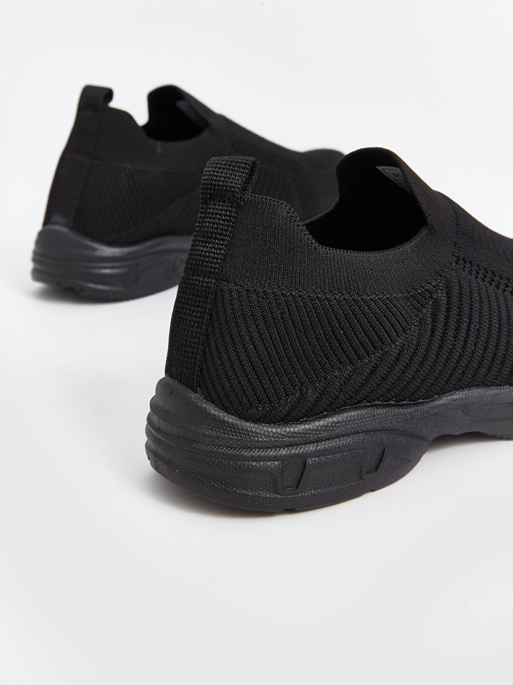 მამაკაცის სპორტული ფეხსაცმელი ბადის დეტალებით-4