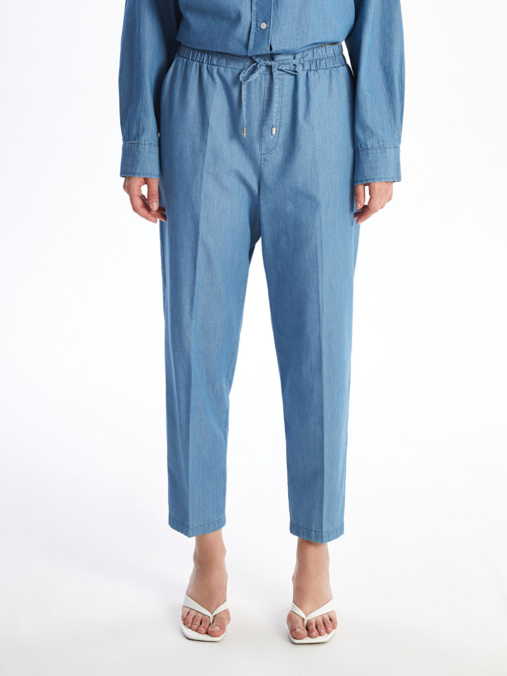 LCWAIKIKI Classic Indigo Beli Lastikli Carrot Fit Kadın Jean Pantolon - 1