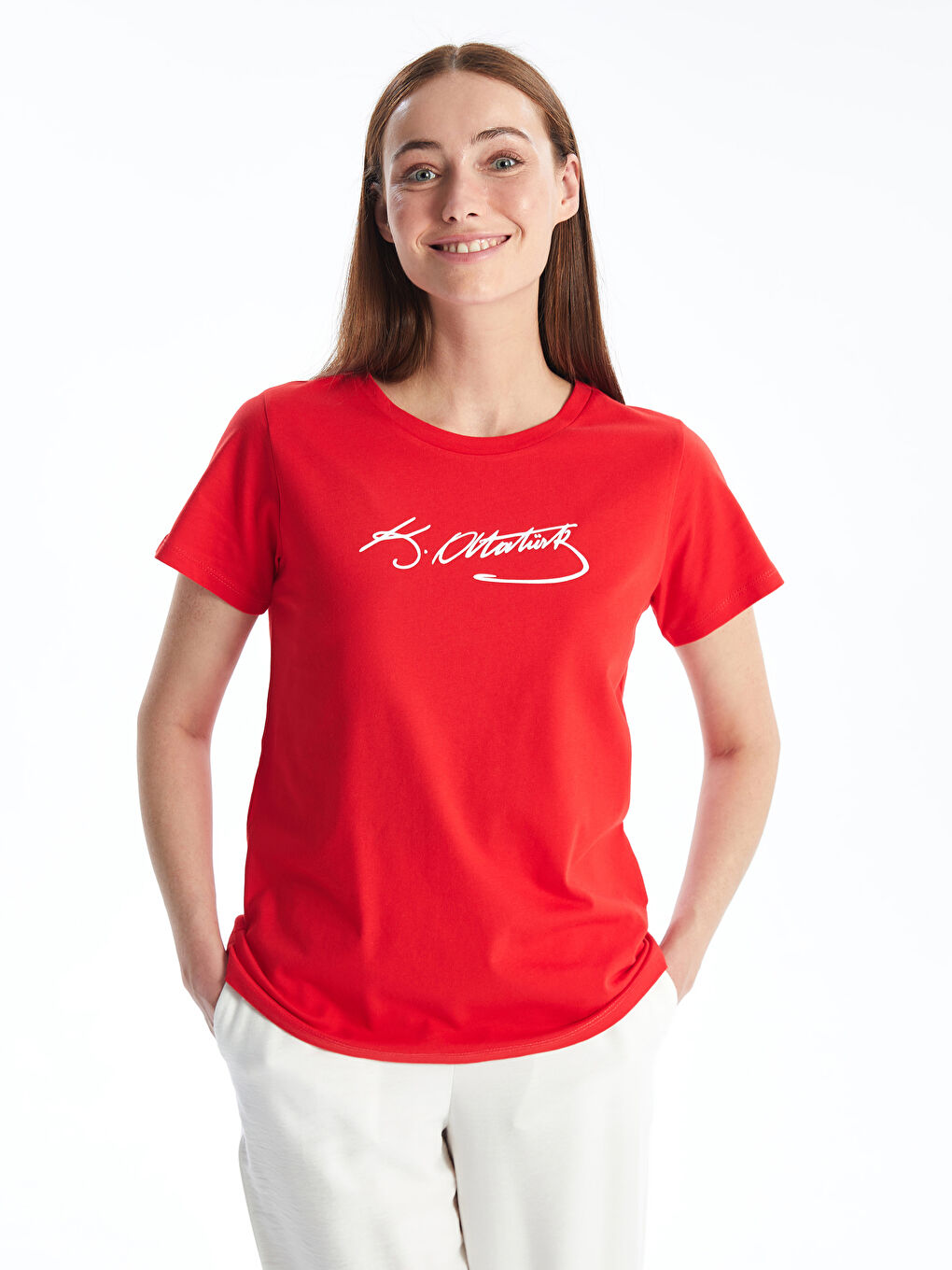 Kırmızı Bisiklet Yaka Atatürk İmza Baskılı Kısa Kollu Kadın Tişört