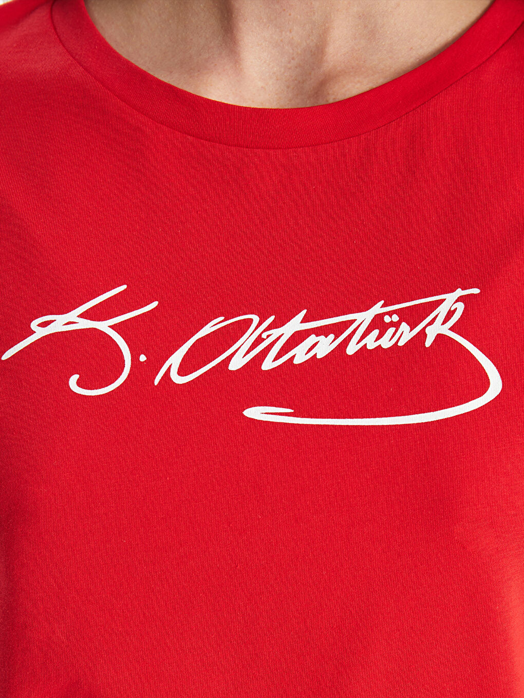 Kırmızı Bisiklet Yaka Atatürk İmza Baskılı Kısa Kollu Kadın Tişört-3