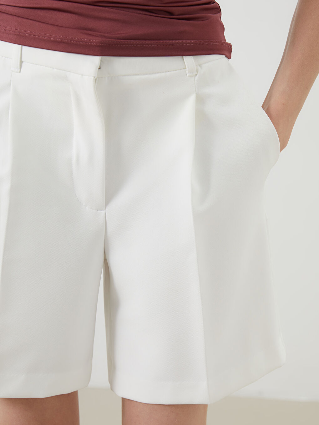 Beyaz Beli Kemerli Rahat Kalıp Kadın Şort-4