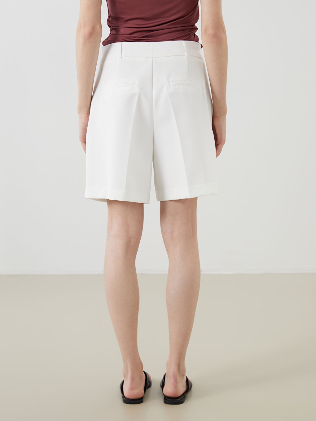 Beyaz Beli Kemerli Rahat Kalıp Kadın Şort-6