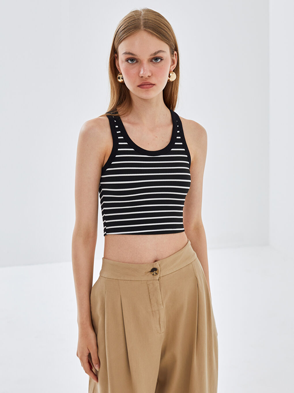 Beyaz Halter Yaka Çizgili Kadın Crop