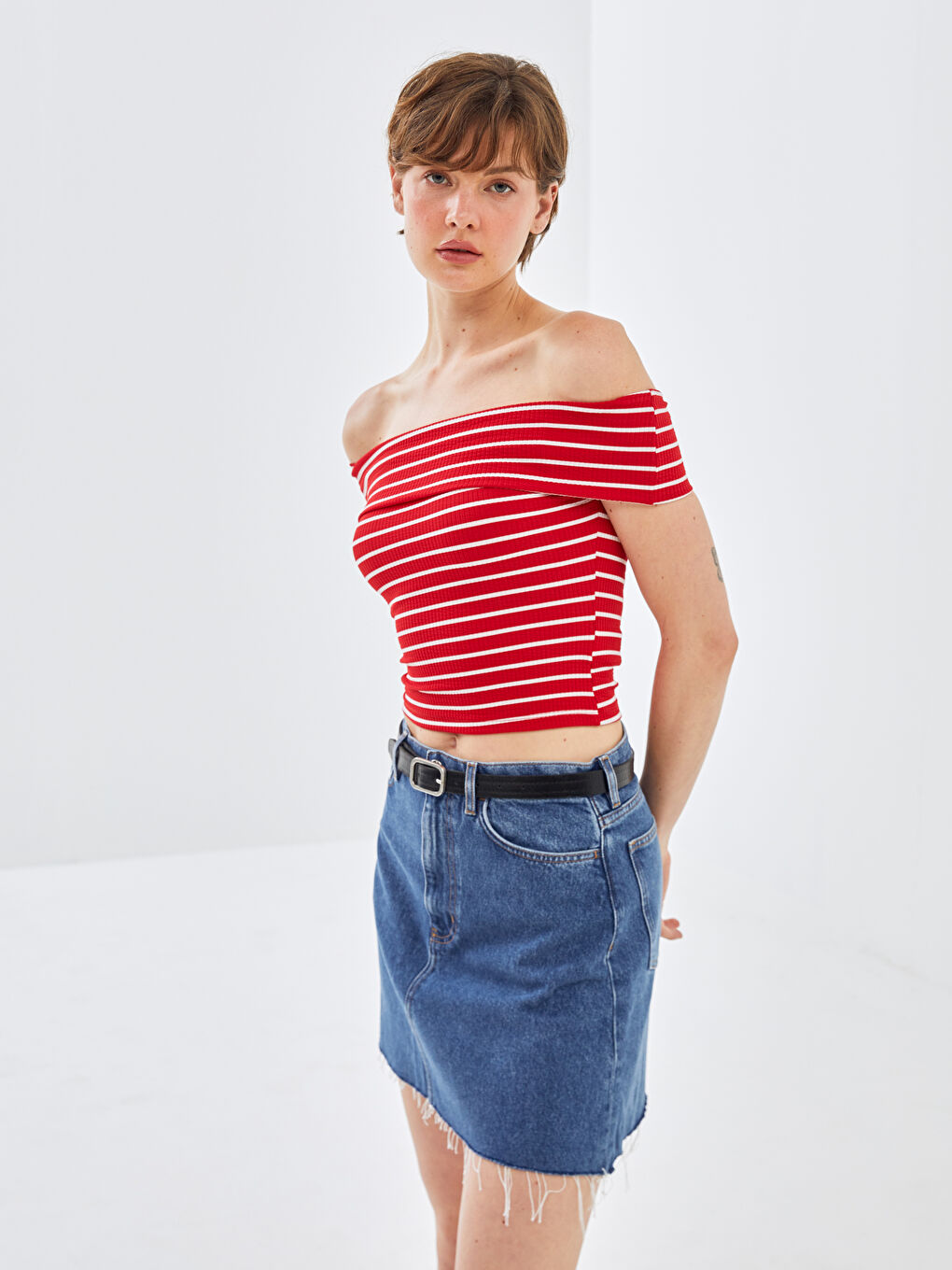 Kırmızı Kayık Yaka Çizgili Kadın Tişört