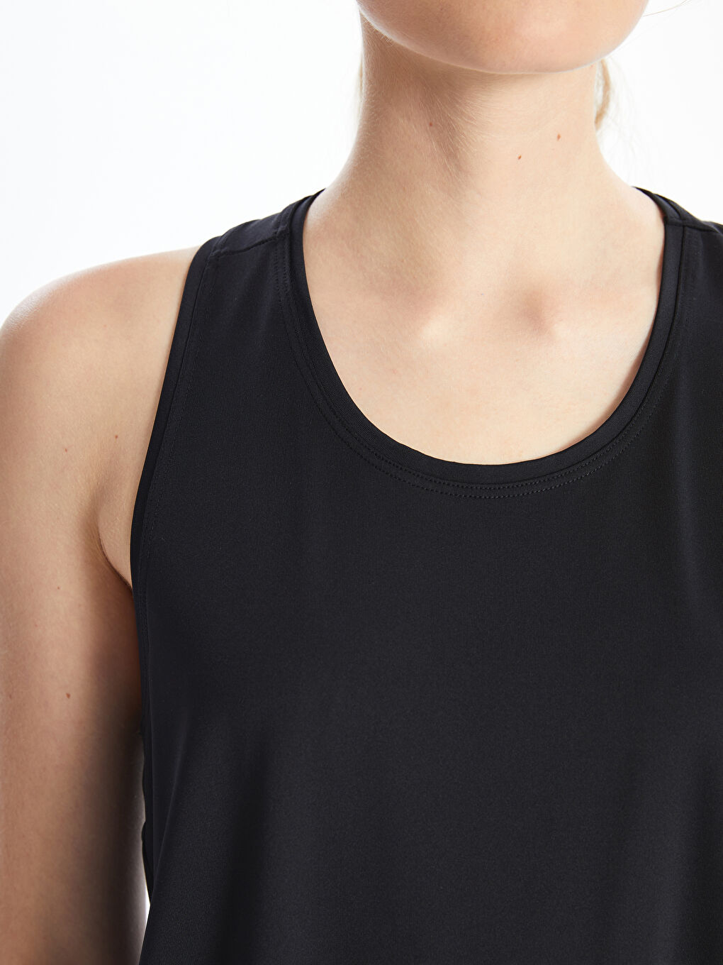 Спортивная майка с U-образным вырезом для женщин-2