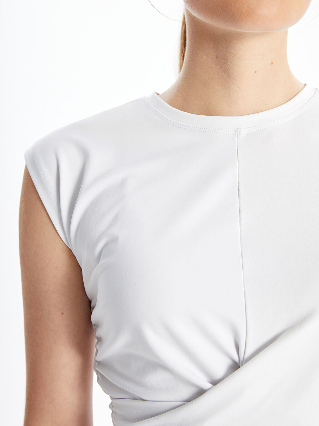 Koor Crop Top za Žene sa Okruglim Izrezom i Naborima -S4O033Z8-J5E