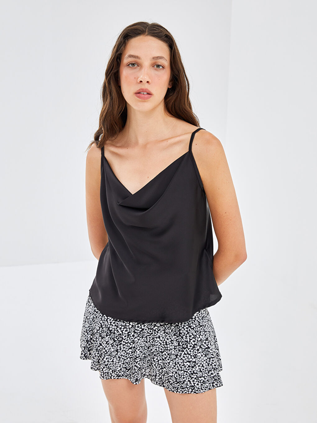 Siyah Dökümlü Yaka Düz Askılı Kadın Bluz