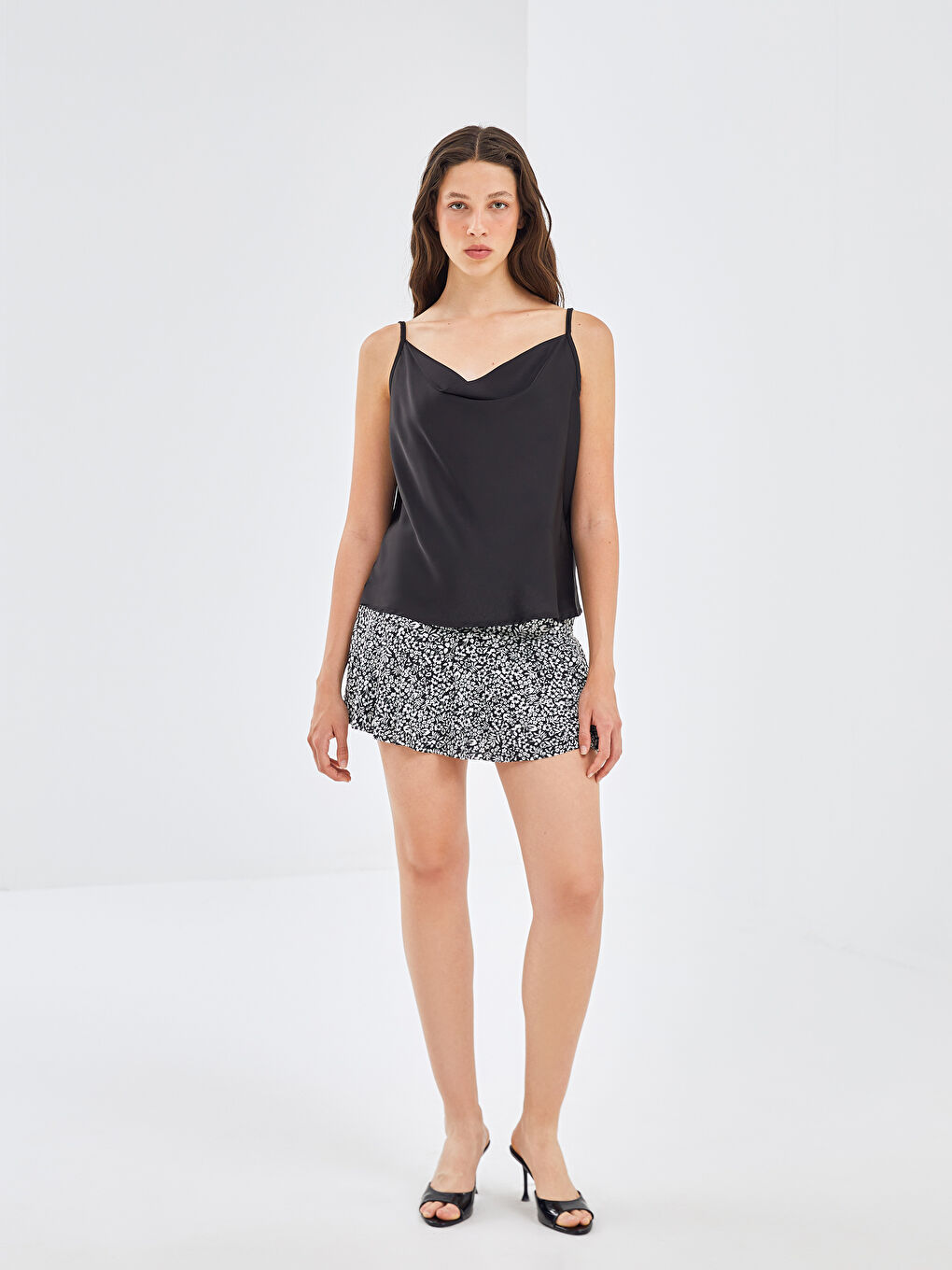 Siyah Dökümlü Yaka Düz Askılı Kadın Bluz-1