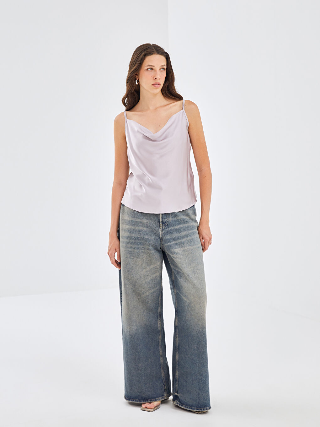 Pembe Dökümlü Yaka Düz Askılı Kadın Bluz-1