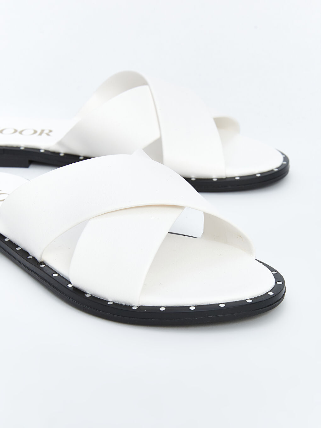 Beyaz Çapraz Bantlı Kadın Terlik-2