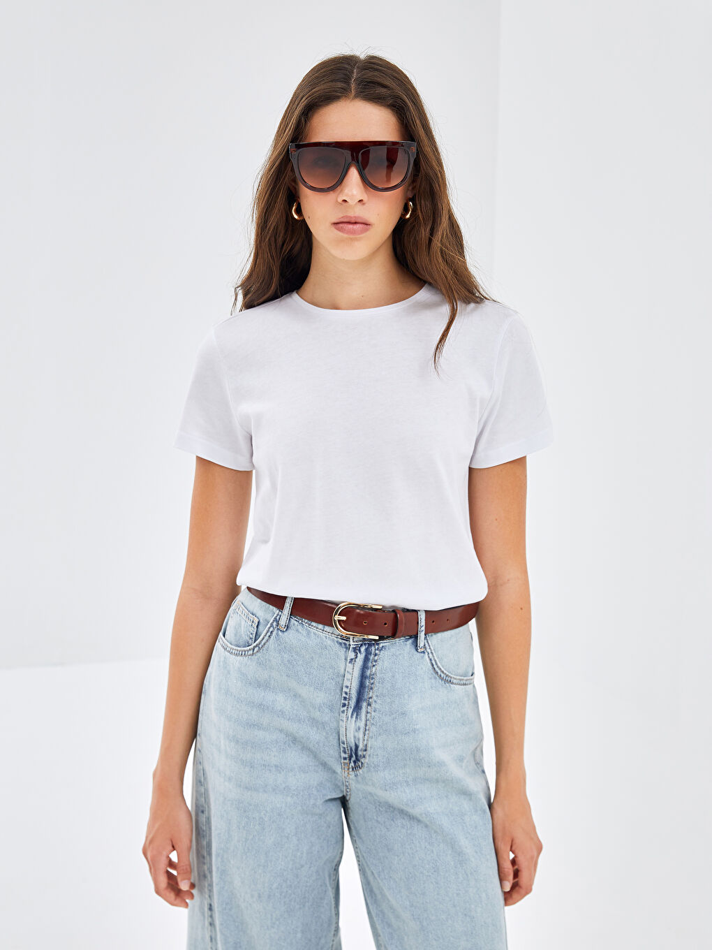 Beyaz Bisiklet Yaka Düz Kısa Kollu Kadın Tişört