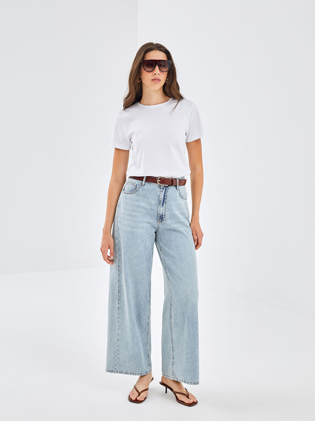 Beyaz Bisiklet Yaka Düz Kısa Kollu Kadın Tişört-1