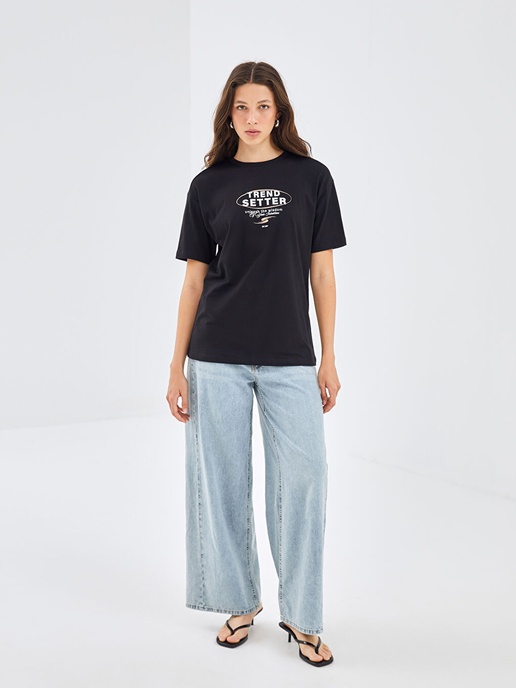 Siyah Bisiklet Yaka Baskılı Kısa Kollu Kadın Tişört-1