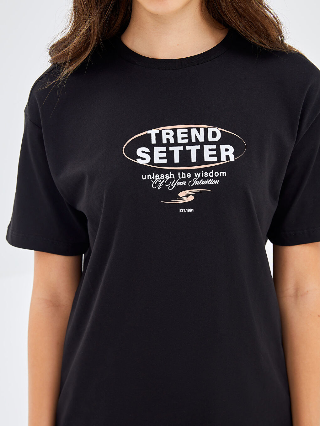 Siyah Bisiklet Yaka Baskılı Kısa Kollu Kadın Tişört-2