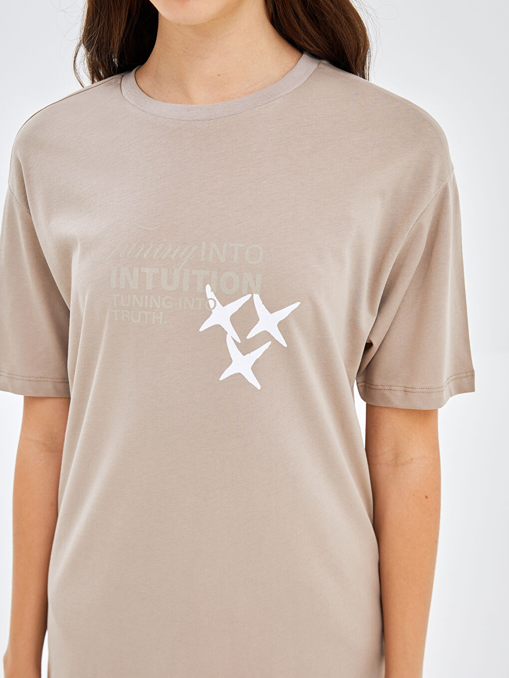 Kahverengi Bisiklet Yaka Baskılı Kısa Kollu Kadın Tişört-2