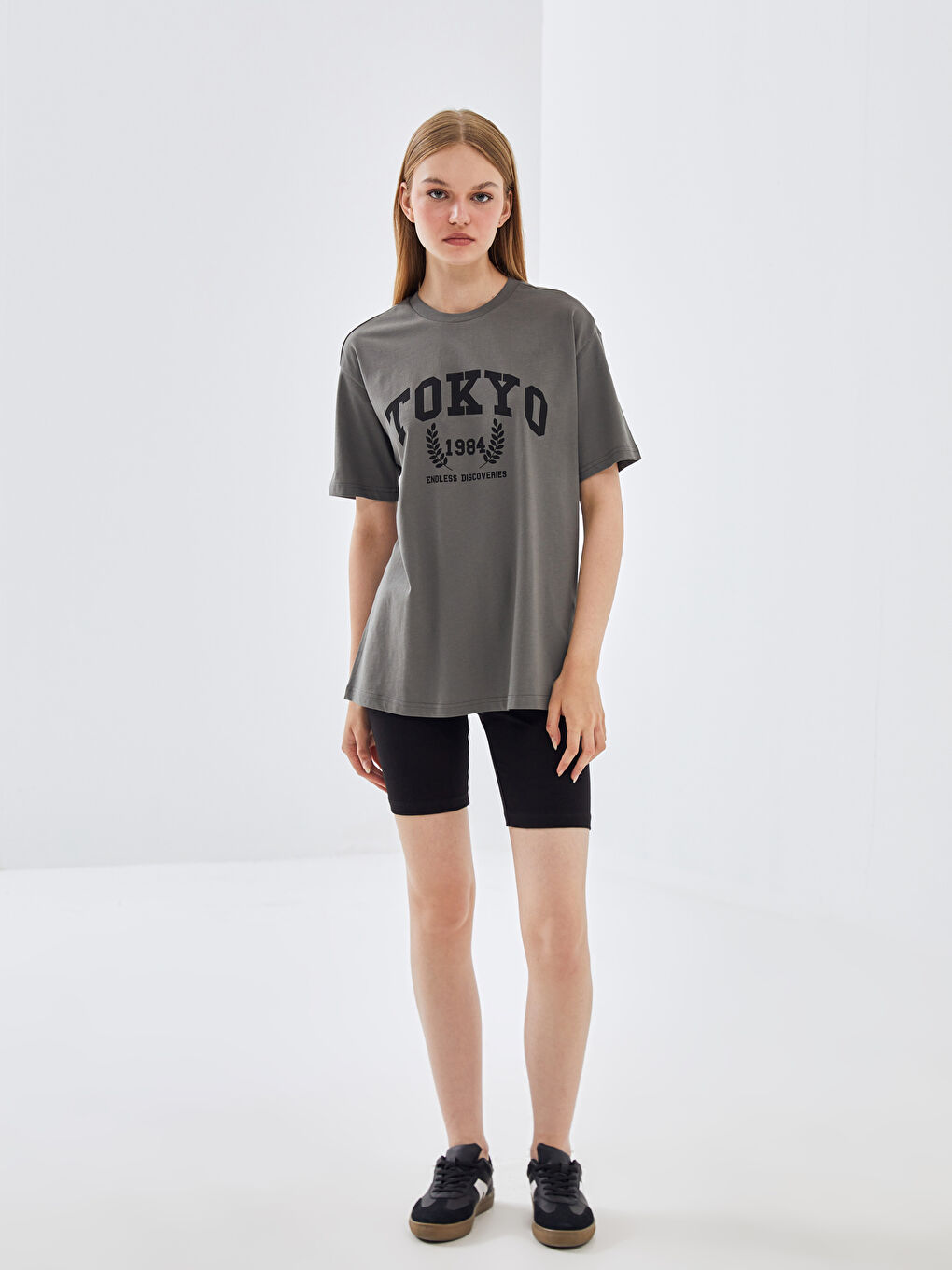 Antrasit Bisiklet Yaka Baskılı Kısa Kollu Oversize Kadın Tişört-1