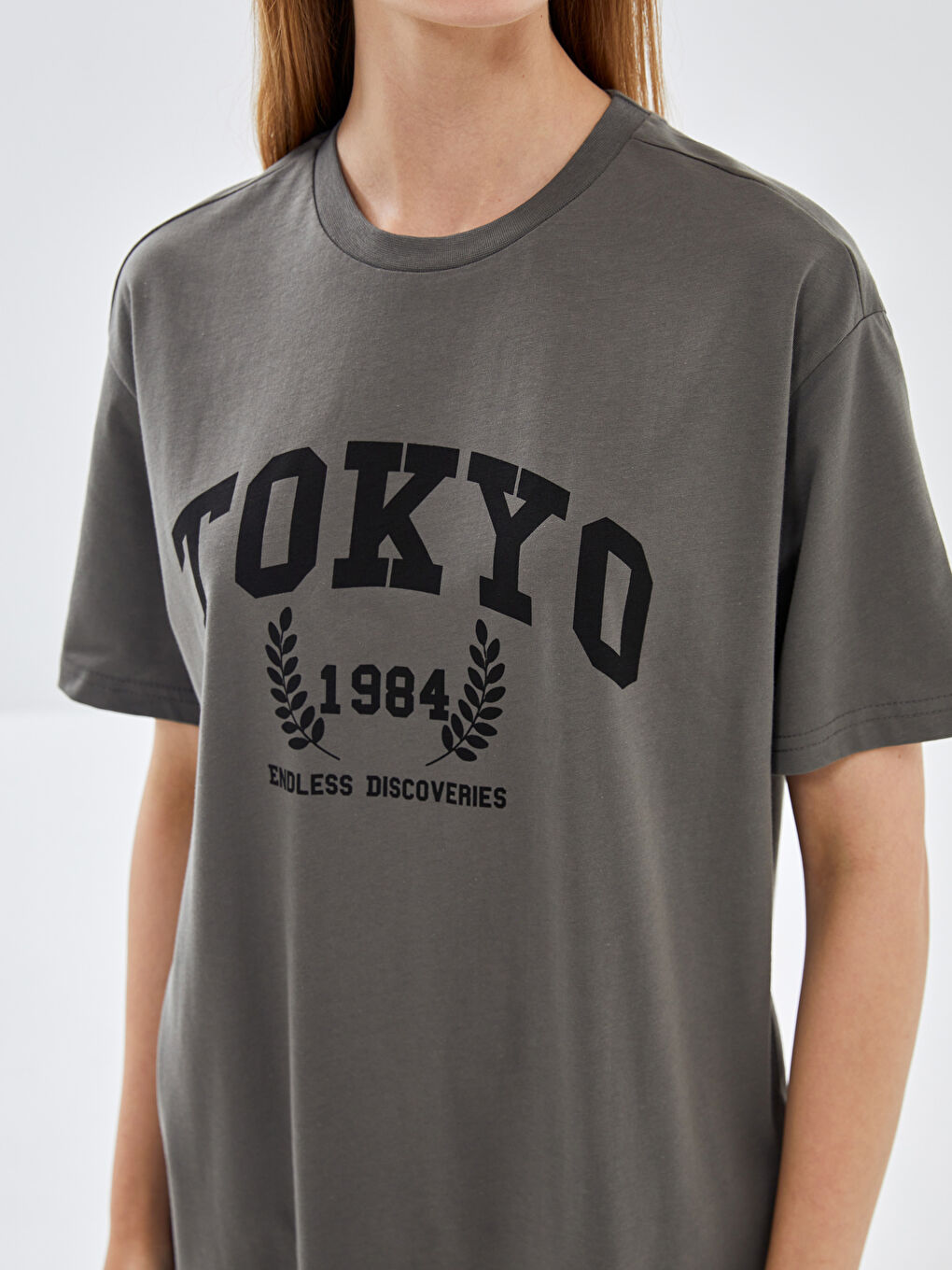 Antrasit Bisiklet Yaka Baskılı Kısa Kollu Oversize Kadın Tişört-2