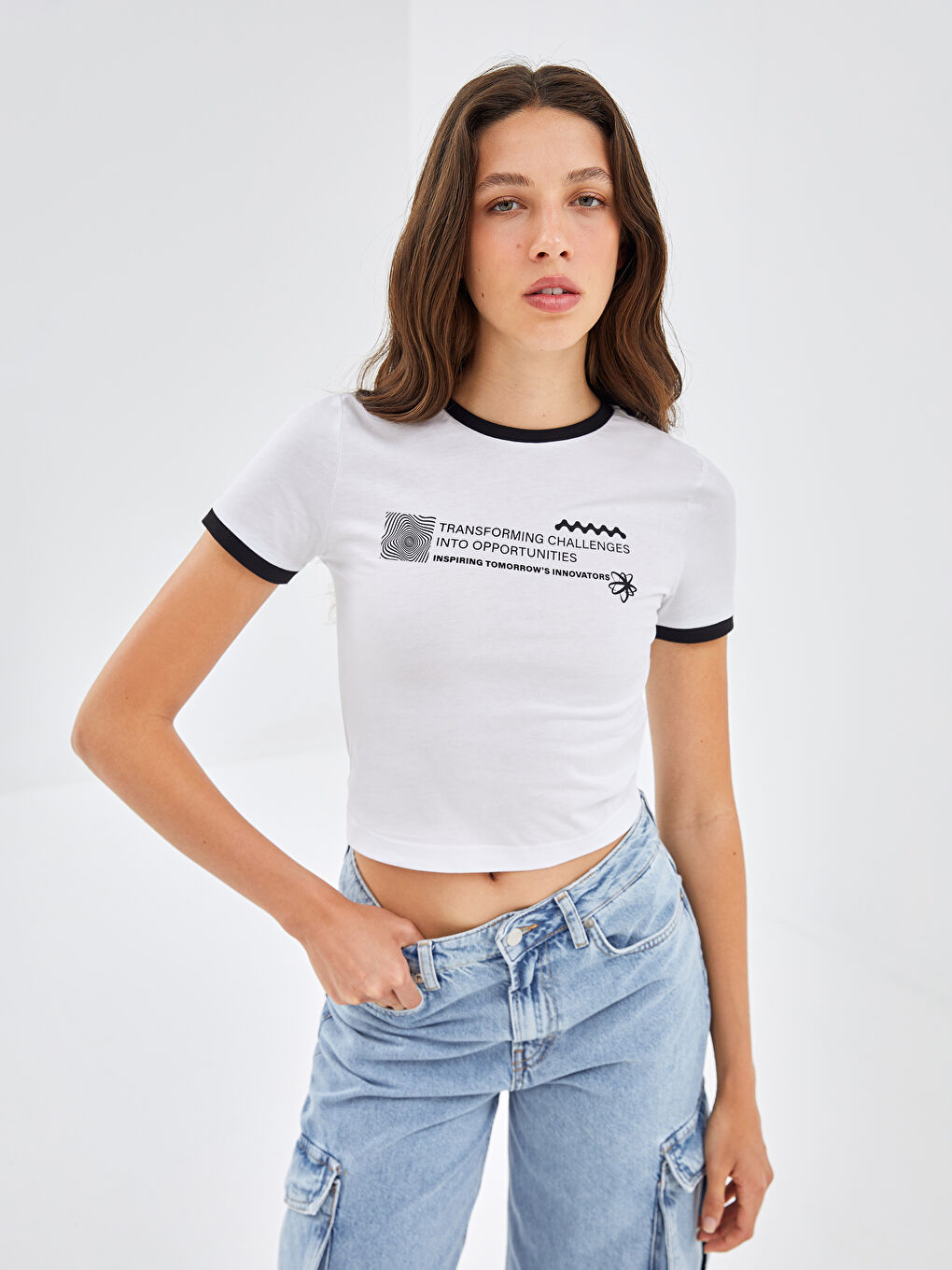 Beyaz Bisiklet Yaka Baskılı Kısa Kollu Kadın Tişört