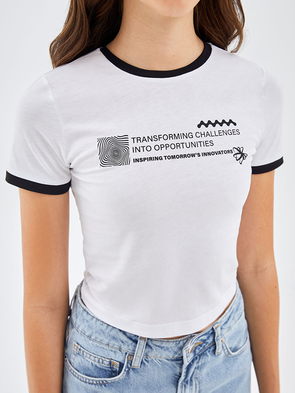 Beyaz Bisiklet Yaka Baskılı Kısa Kollu Kadın Tişört-2