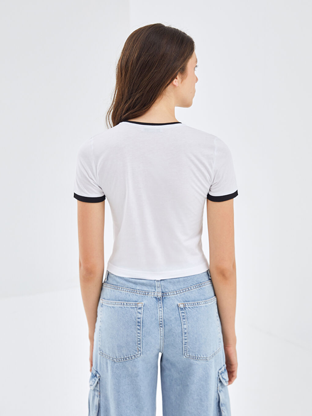 Beyaz Bisiklet Yaka Baskılı Kısa Kollu Kadın Tişört-3