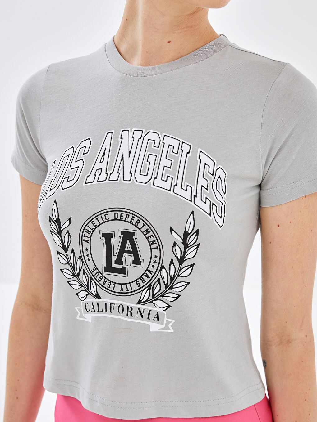 Gri Bisiklet Yaka Baskılı Kısa Kollu Kadın Tişört-2