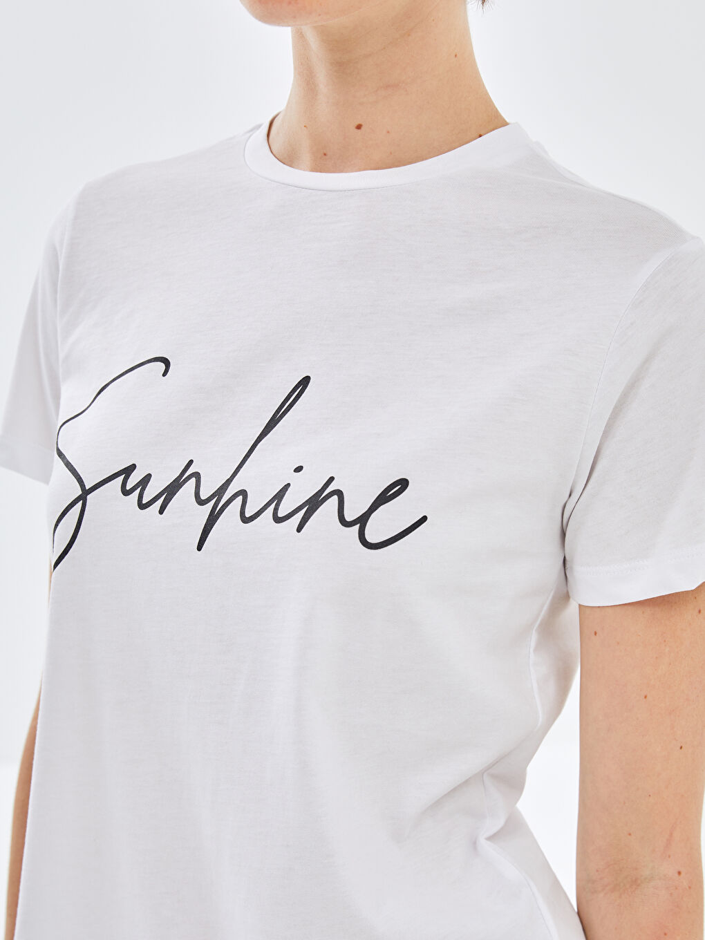 Beyaz Bisiklet Yaka Baskılı Kısa Kollu Kadın Tişört-2